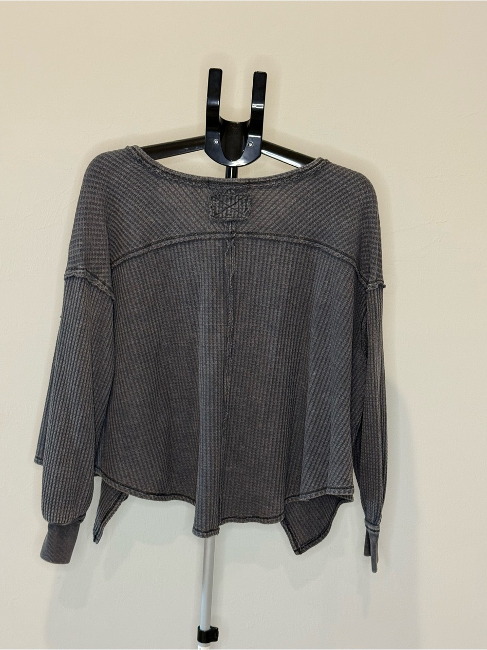 Free People We The Free Charcoal Gray Waffle Knit Oversized V-Neck Top XS - Picture 5 of 9